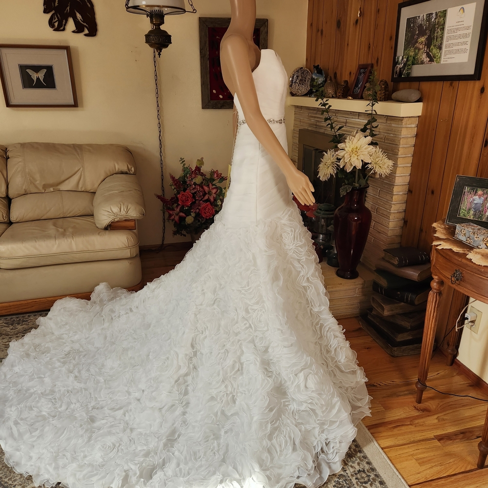 NWT Jasmine Bridal Ivory Wedding Gown | Style T394 | Size 6 - Picture 8 of 16